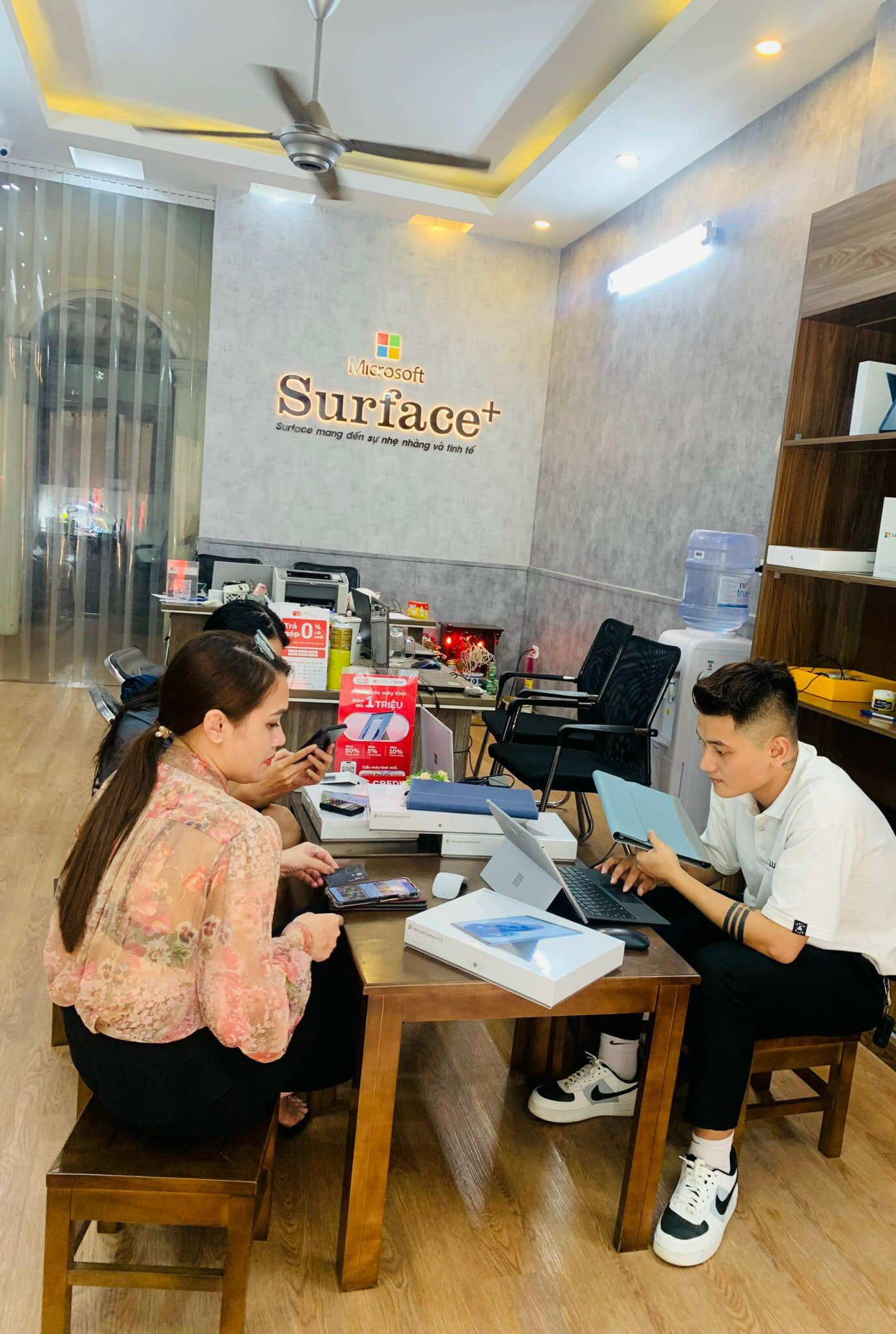 khach 02 Bảo Dưỡng Laptop Surface Chuyên Nghiệp - Nâng Tầm Hiệu Suất, Tăng Độ Bền