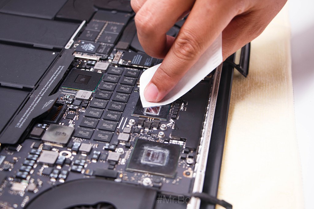 MacBook Bảo Dưỡng Chuyên Sâu Tại Hà Nội - Dịch Vụ Uy Tín, Chất Lượng Cao 7 thay keo tan nhiet cho macbook pro retina 17 MacBook Bảo Dưỡng Chuyên Sâu Tại Hà Nội - Dịch Vụ Uy Tín, Chất Lượng Cao
