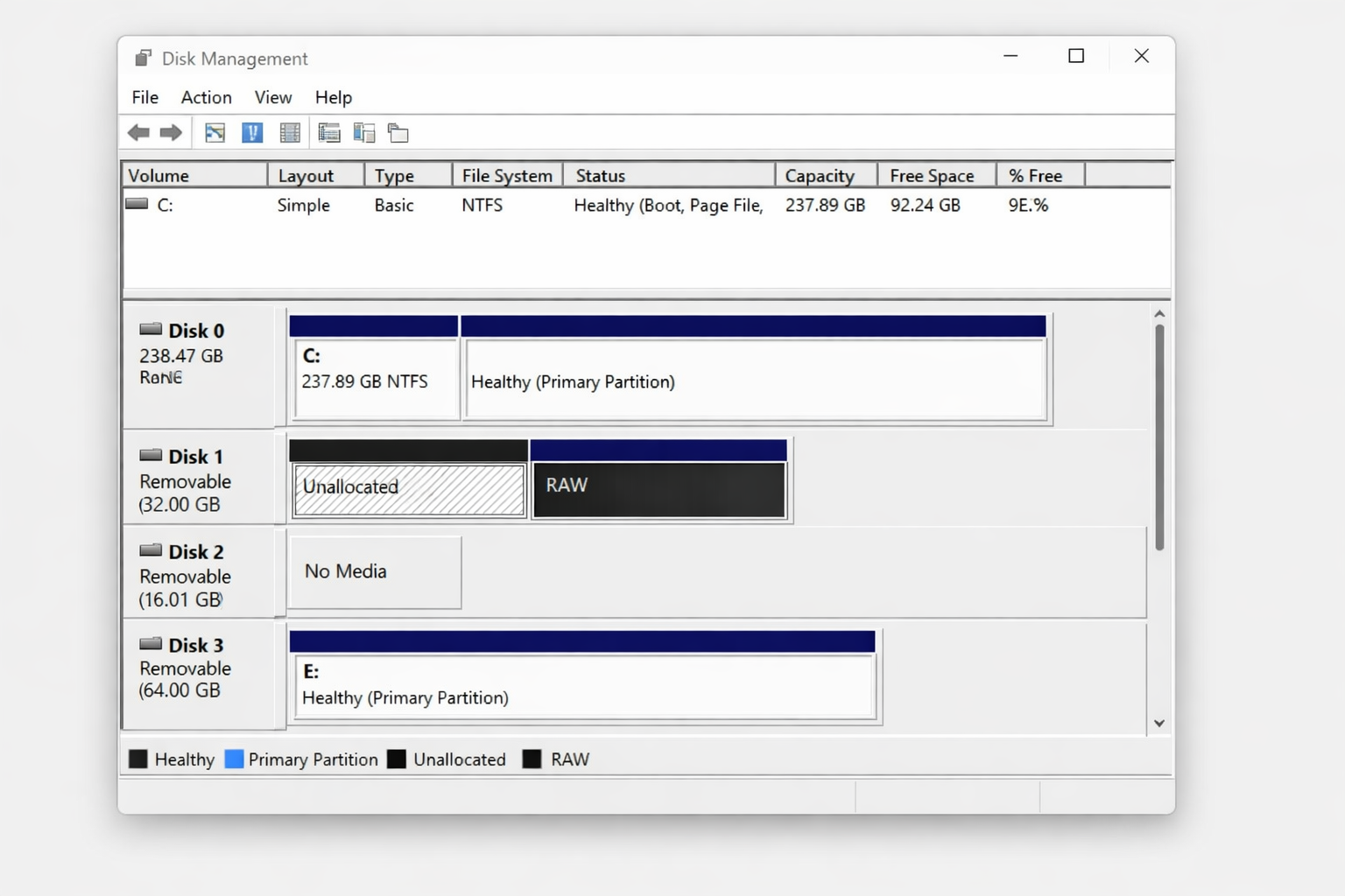 Cửa sổ quản lý đĩa Disk Management hiển thị thông tin các ổ đĩa và thẻ nhớ đang kết nối