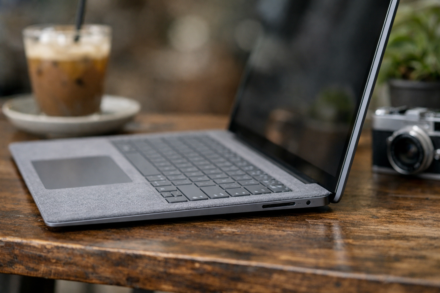 Mua Surface Laptop Cũ Hà Nội: Kinh Nghiệm & Địa Chỉ Uy Tín 7 Cận cảnh thiết kế mỏng nhẹ của Surface Laptop 4 cũ màu Alcantara