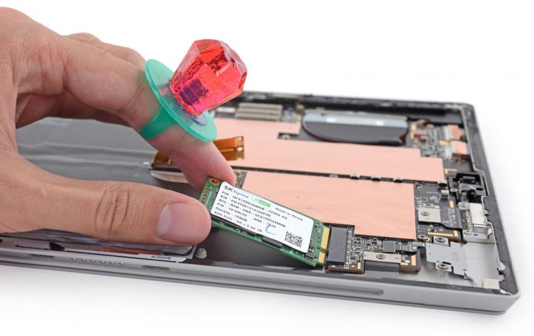 Dịch vụ thay, nâng cấp ổ cứng cho máy tính Surface, bảng giá thay ổ chính hãng 5 nang cap o cung surface 1 Dịch vụ thay, nâng cấp ổ cứng cho máy tính Surface, bảng giá thay ổ chính hãng